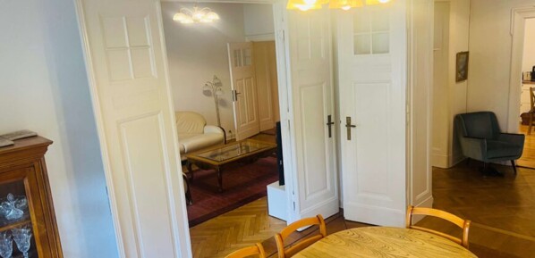 Repräsentatives Wohnzimmer mit Stuckdecke