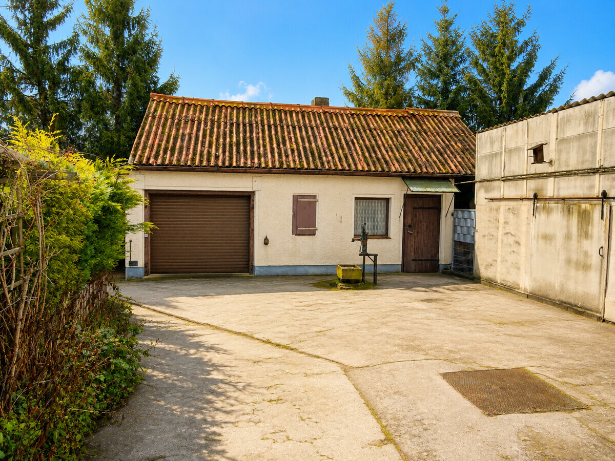 Ausbaufähiges Wohngebäude mit Garage