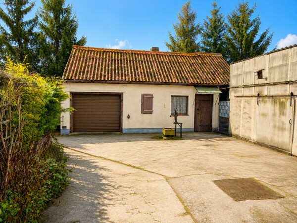 Ausbaufähiges Wohngebäude mit Garage