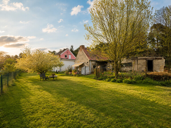 Gartenbereich mit Scheune