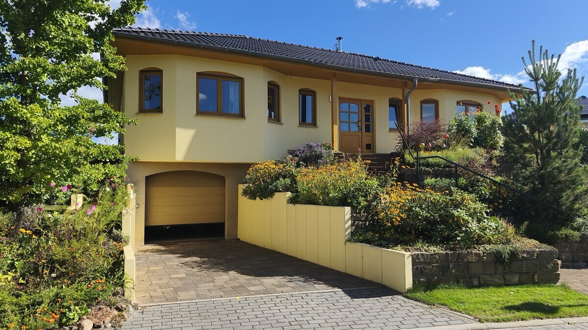 Vorderansicht mit Garageneinfahrt