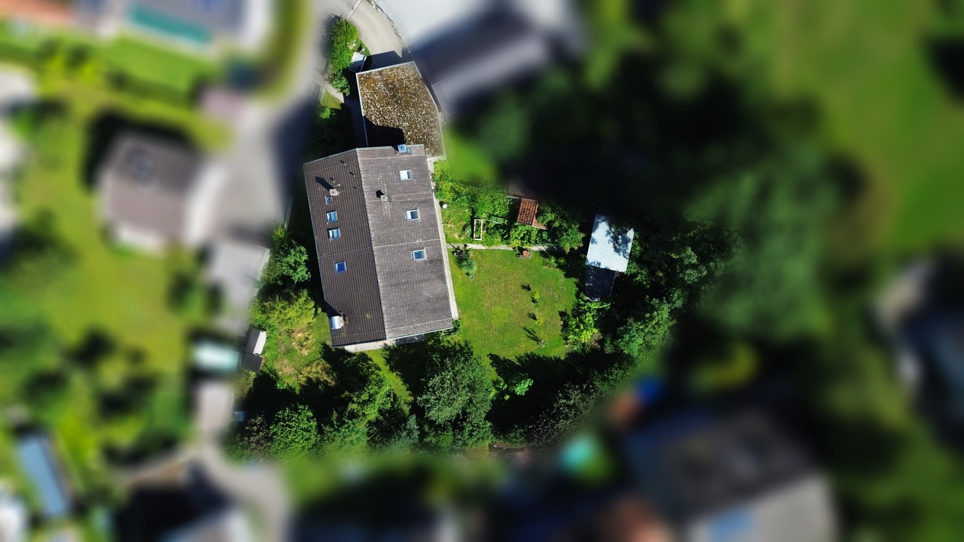 So groß wie ein eigenes Haus - Obergeschosswohnung mit sonnigem Südostbalkon und Gartenmitbenutzung