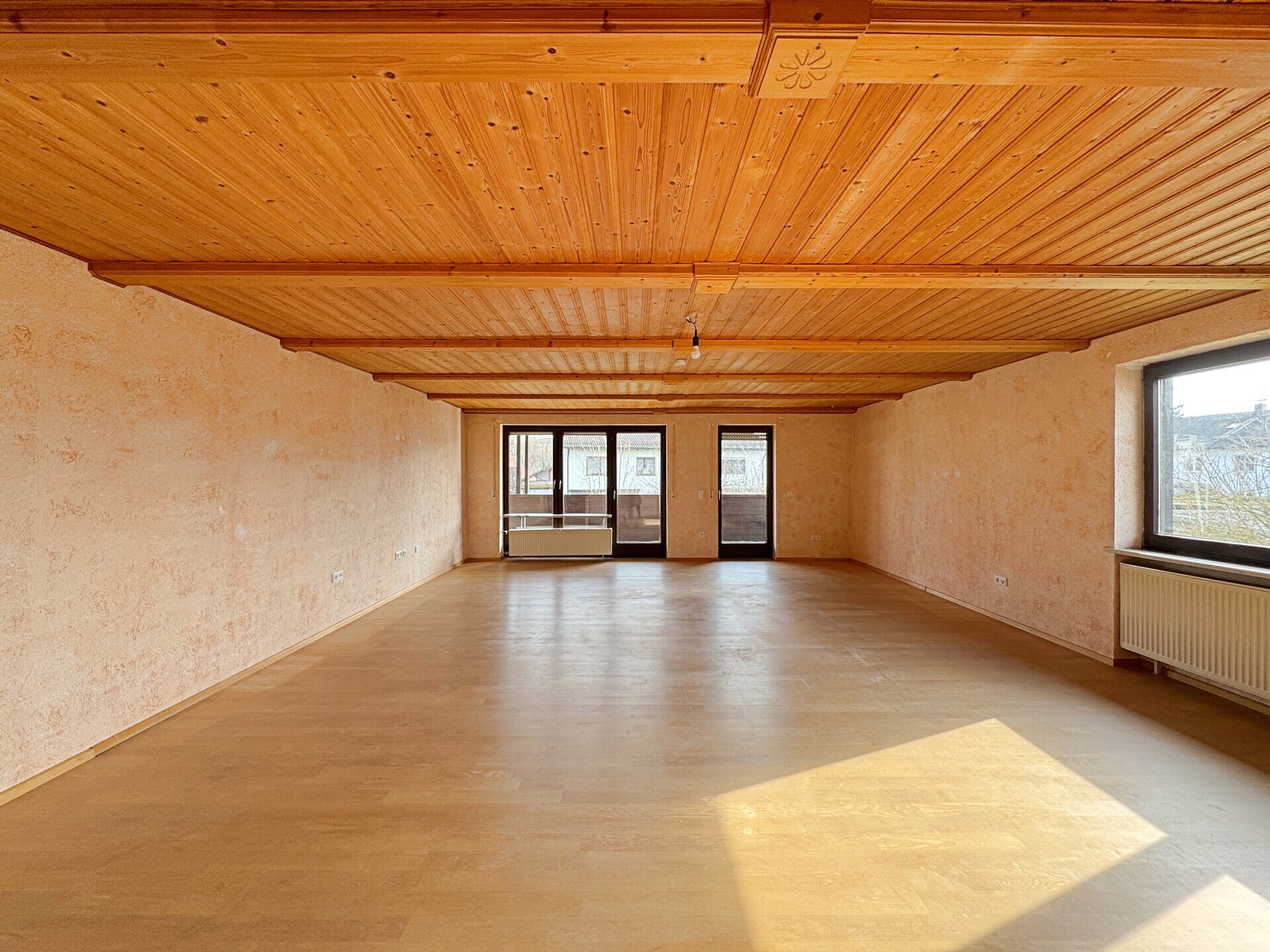 So groß wie ein eigenes Haus - Obergeschosswohnung mit sonnigem Südostbalkon und Gartenmitbenutzung