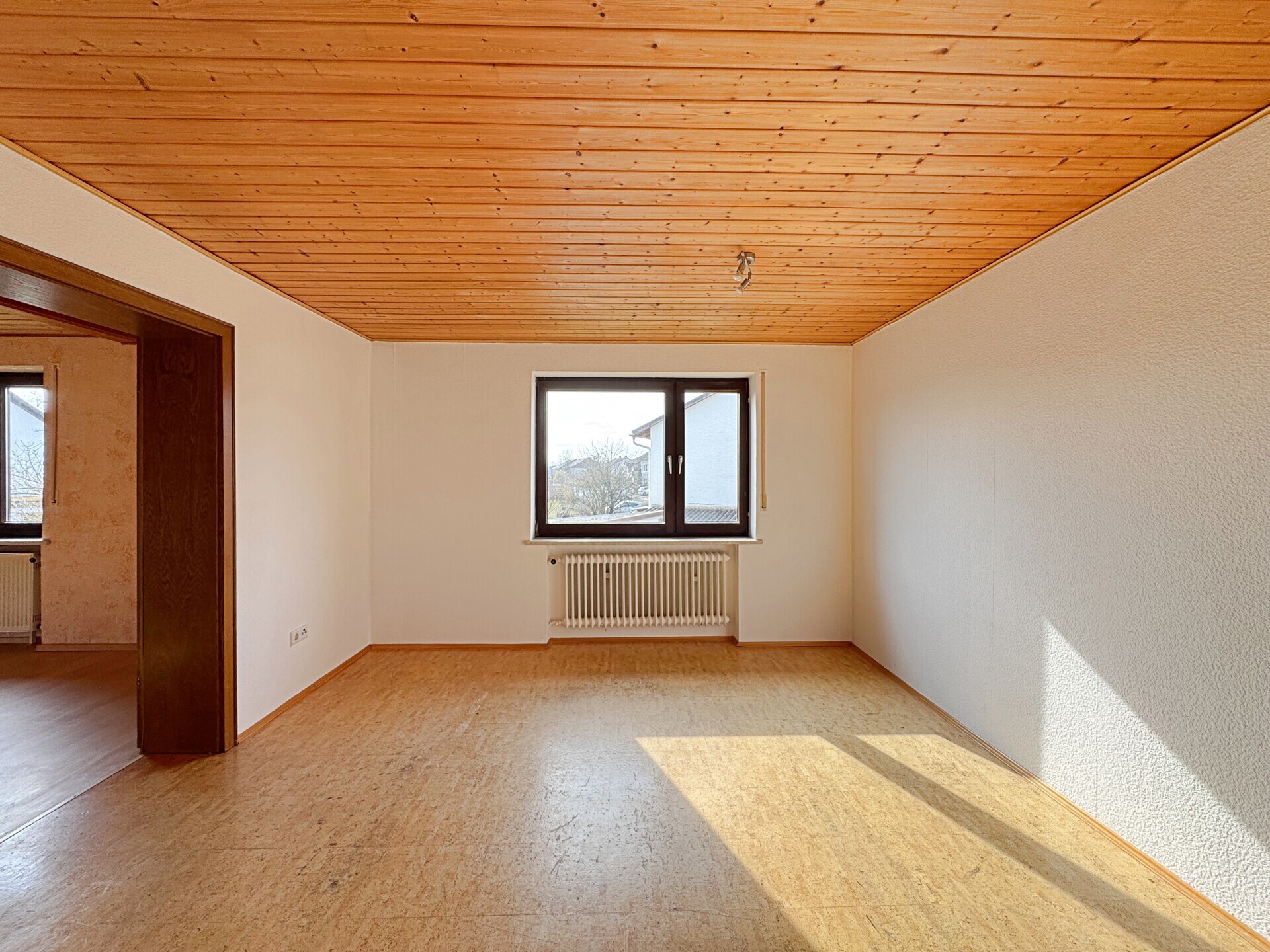 So groß wie ein eigenes Haus - Obergeschosswohnung mit sonnigem Südostbalkon und Gartenmitbenutzung