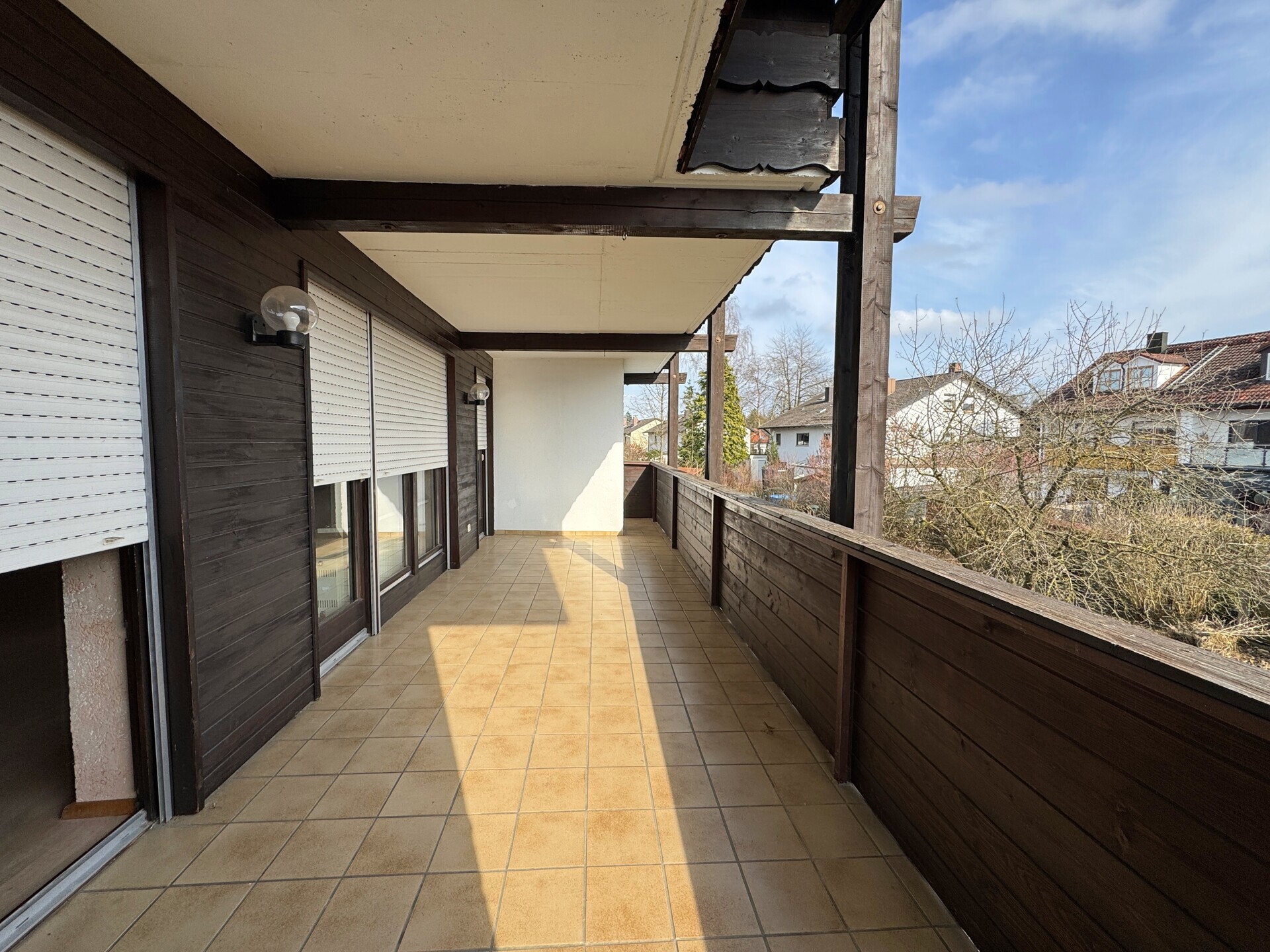 So groß wie ein eigenes Haus - Obergeschosswohnung mit sonnigem Südostbalkon und Gartenmitbenutzung