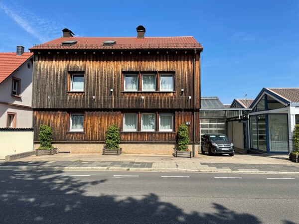 Außen mit Hofeinfahrt