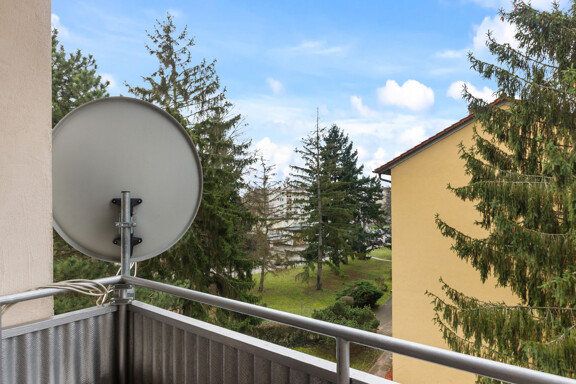 Geräumige 5 Zimmer Wohnung mit Balkon in zentraler Lage ! 2