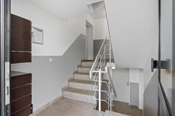 Geräumige 5 Zimmer Wohnung mit Balkon in zentraler Lage !