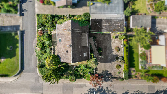 Freistehendes Einfamilienhaus auf sonnigem Eckgrundstück mit Doppelgarage! 3