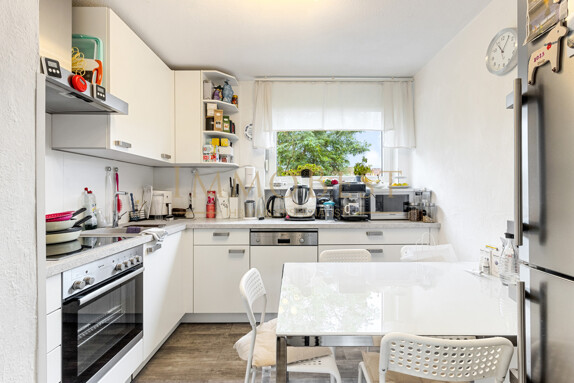 Schöne vier Zimmer Wohnung mit Balkon in ruhiger Wohngegend! 2