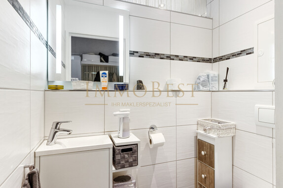 Schöne vier Zimmer Wohnung mit Balkon in ruhiger Wohngegend! 4