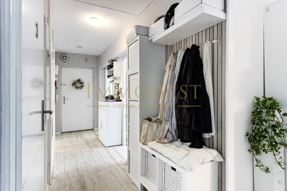 Schöne vier Zimmer Wohnung mit Balkon in ruhiger Wohngegend!