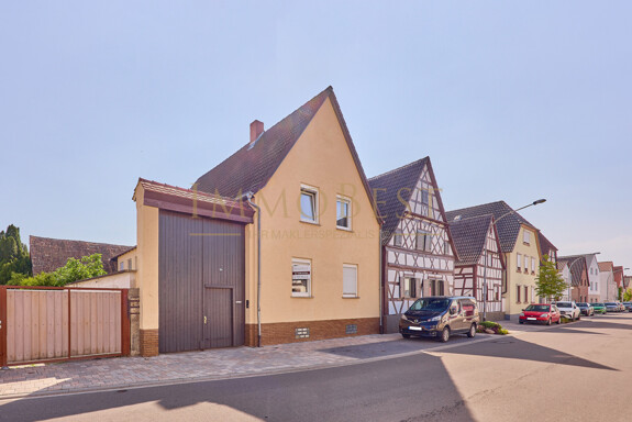 Großes Anwesen in Haus und Hof Bauweise mit Scheune und traumhaftem Garten!