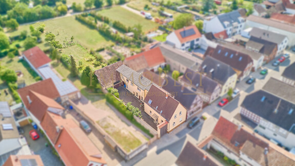 Großes Anwesen in Haus und Hof Bauweise mit Scheune und traumhaftem Garten!