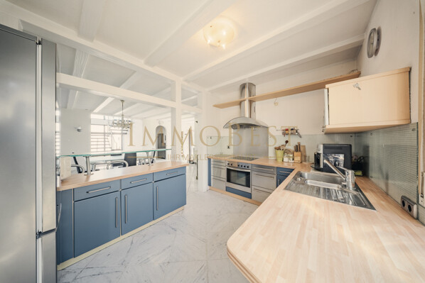 Küche mit verstecktem Hauswirtschaftsraum