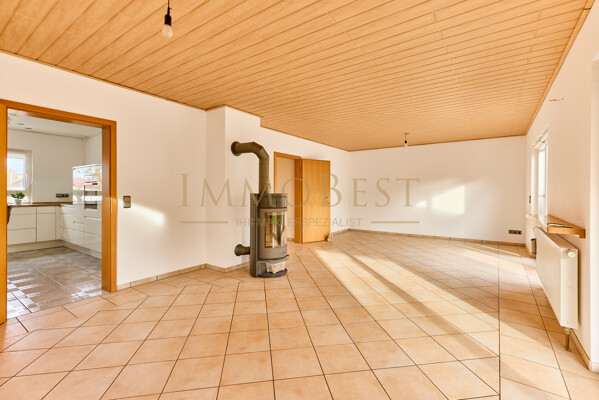 Wohn- und Essbereich mit Zugang zur Küche