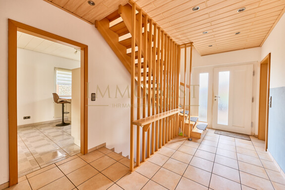 Freistehendes Einfamilienhaus mit Doppelgarage und Garten in toller Lage! Sofort Bezugsbereit! 3