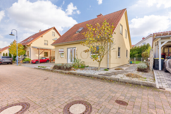 Freistehendes Einfamilienhaus mit Doppelgarage und Garten in toller Lage! Sofort Bezugsbereit!