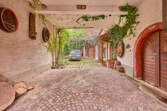 Ehemaliges Winzeranwesen als Dreiseitenhof! 2 Häuser mit Scheune, Nebengebäuden und Grünfläche! 2