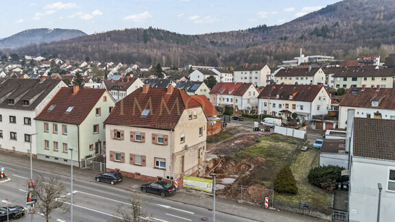 Baureifes Grundstück mit Bestand (3 Wohneinheiten) und Baugenehmigung für 6 weitere Wohneinheiten!
