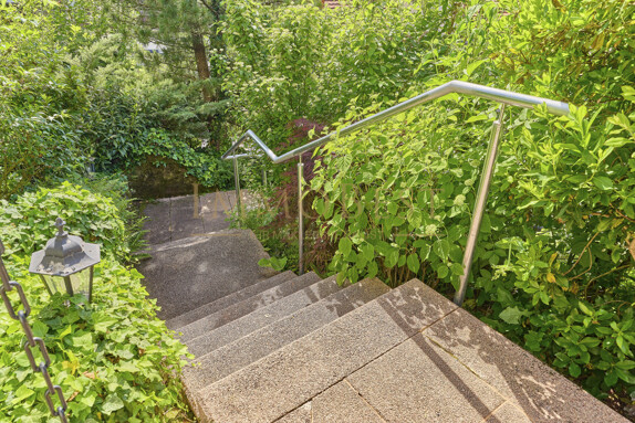 Ein Zuhause mit Charakter - Architektenhaus auf parkähnlichem Traumgrundstück in sonniger Hanglage! 2