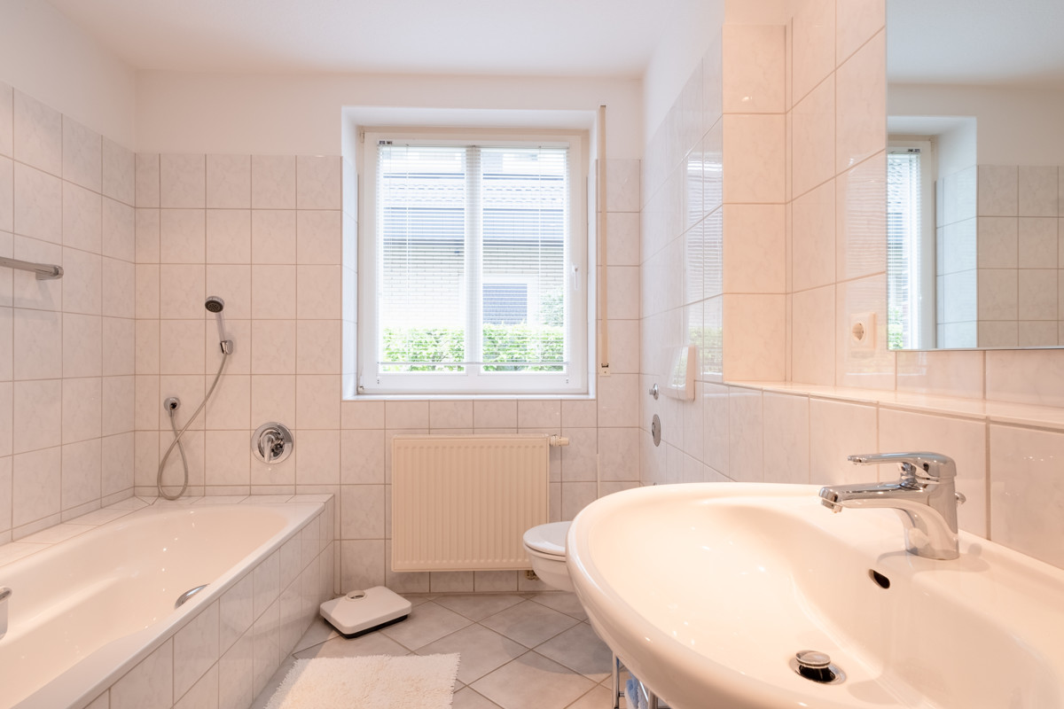 EG rechts Badezimmer