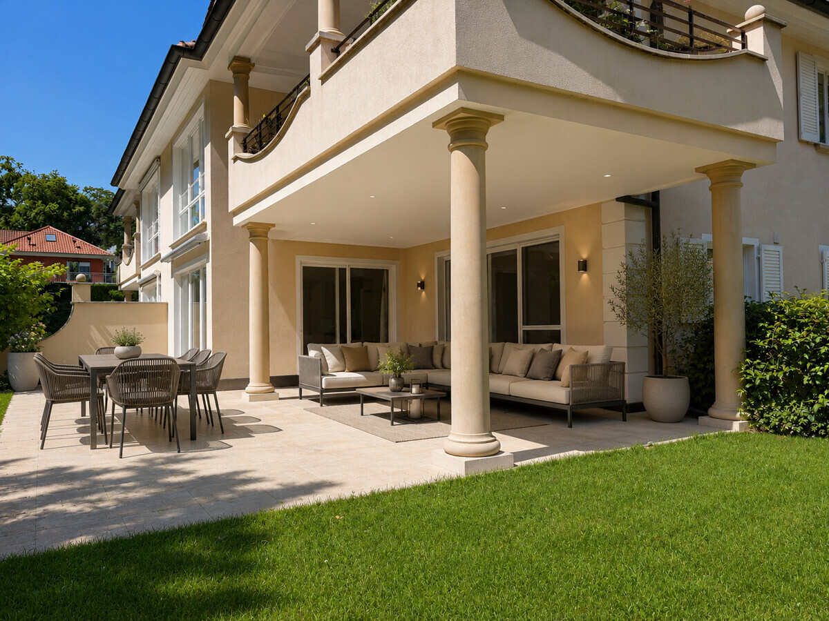 Terrasse KI möbliert