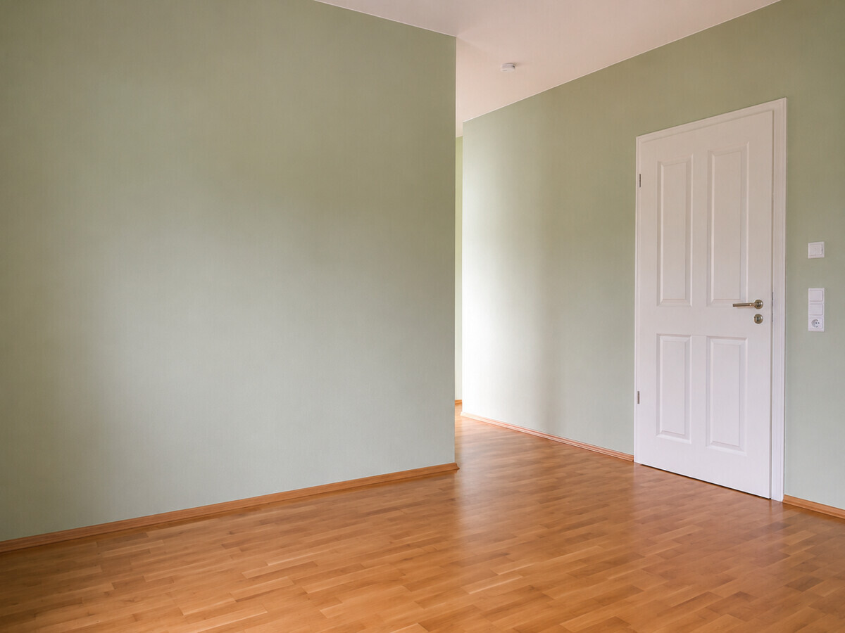 Schlafzimmer mit Zugang zur Ankleide
