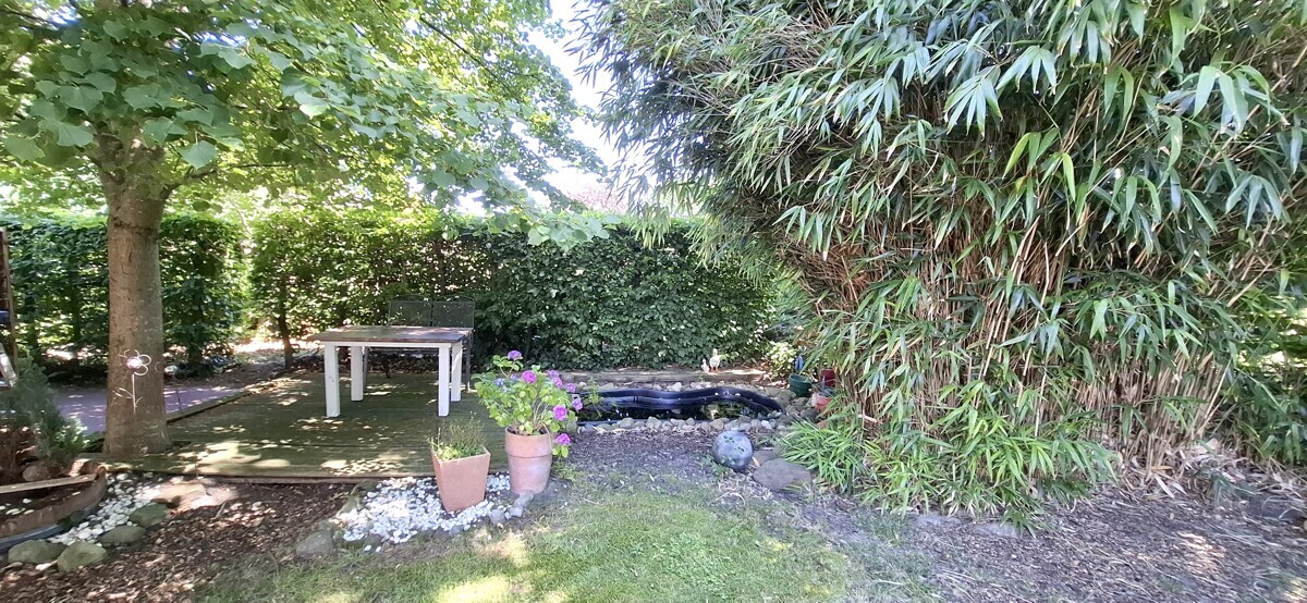 Sitzplatz mit Teich Bild 2
