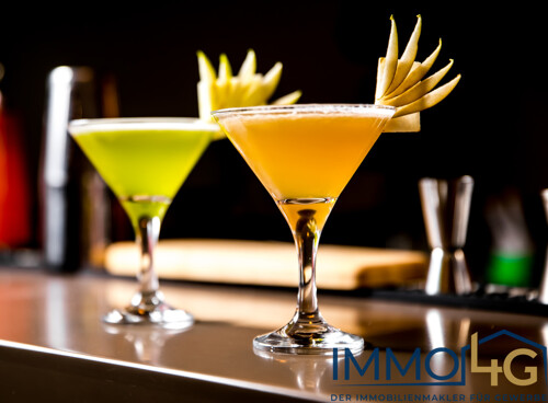 fresh-juices-apple-pear-glass-side-view