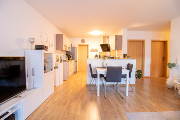 Wohnzimmer Blick zur Küche 