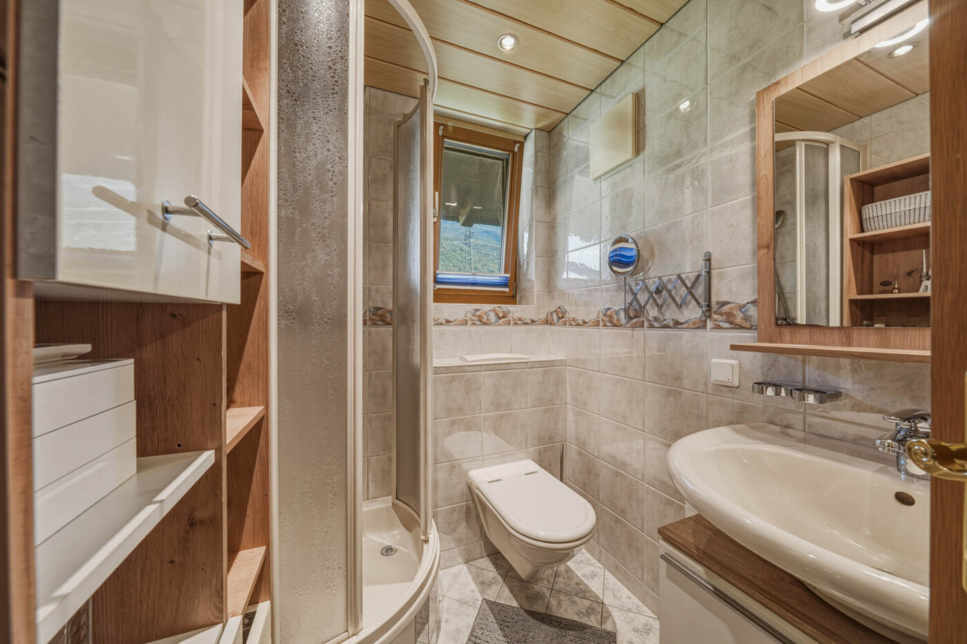 Badezimmer / Obergeschoß