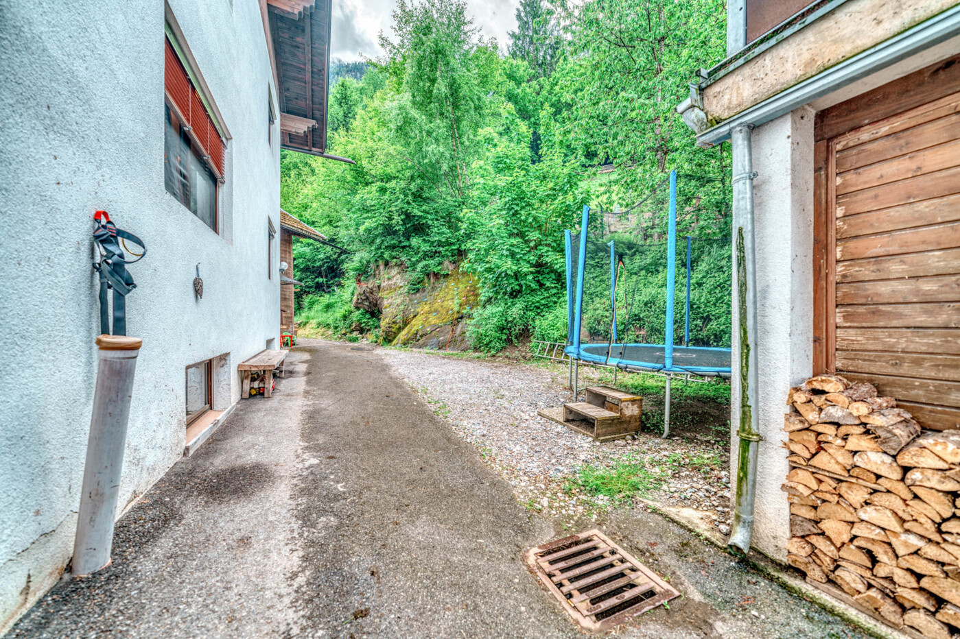 Hinter dem Haus