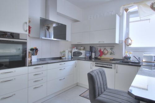 hochwertige Küche 1. OG