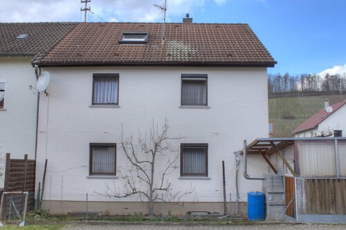 Hausrückseite mit kl. Garten