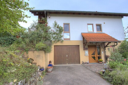 Hauseingang und Garage