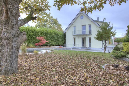 großzügiger idyllischer Garten