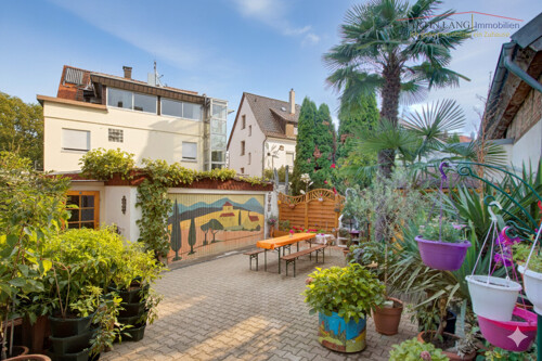 Hof mit Blick auf Garage