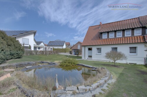 Gartenblick mit Teich