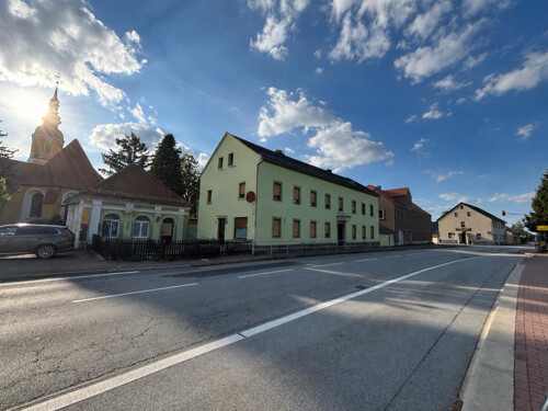 Hausansicht und Straße