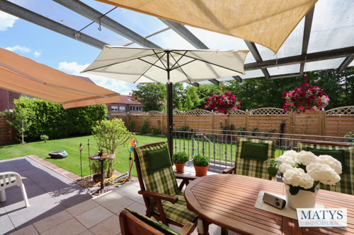 Sonnige überdachte Terrasse