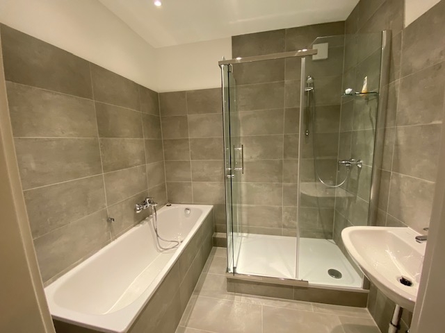 Badezimmer mit Dusche und Wanne