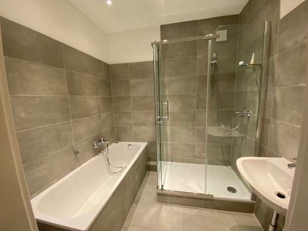 Badezimmer mit Dusche und Wanne
