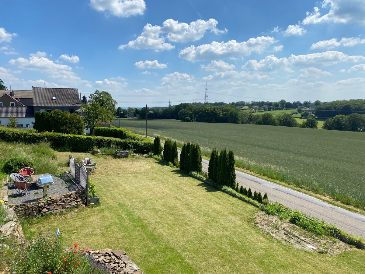 vorderer Garten mit Terrasse