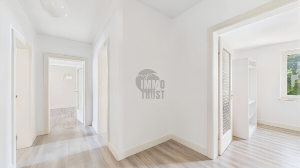 Flur (durch K.I geräumt)