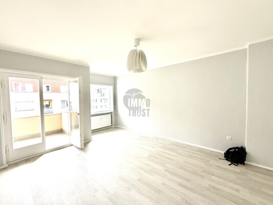 Wohnzimmer mit Balkon