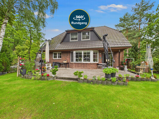 Terrasse und Hausansicht