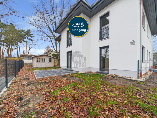 Blick auf Terrasse und Schuppen