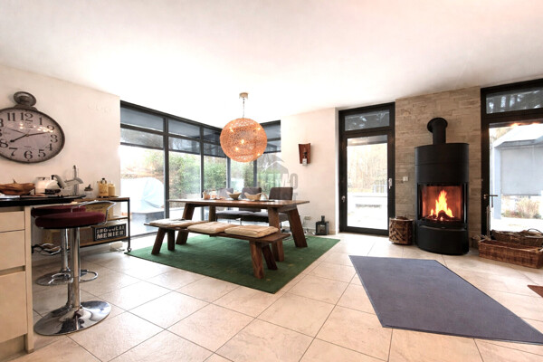 Essbereich mit Feuer