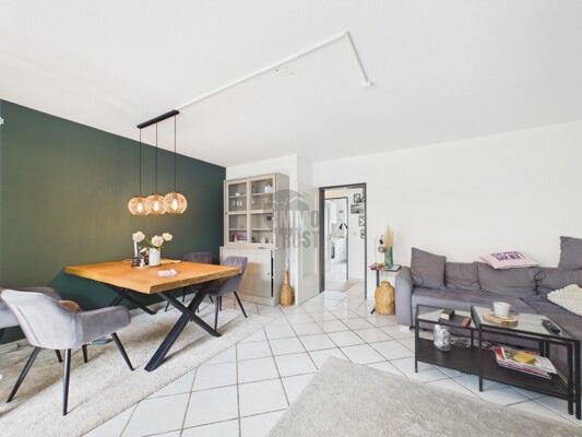 mit Ausgang zur Terrasse